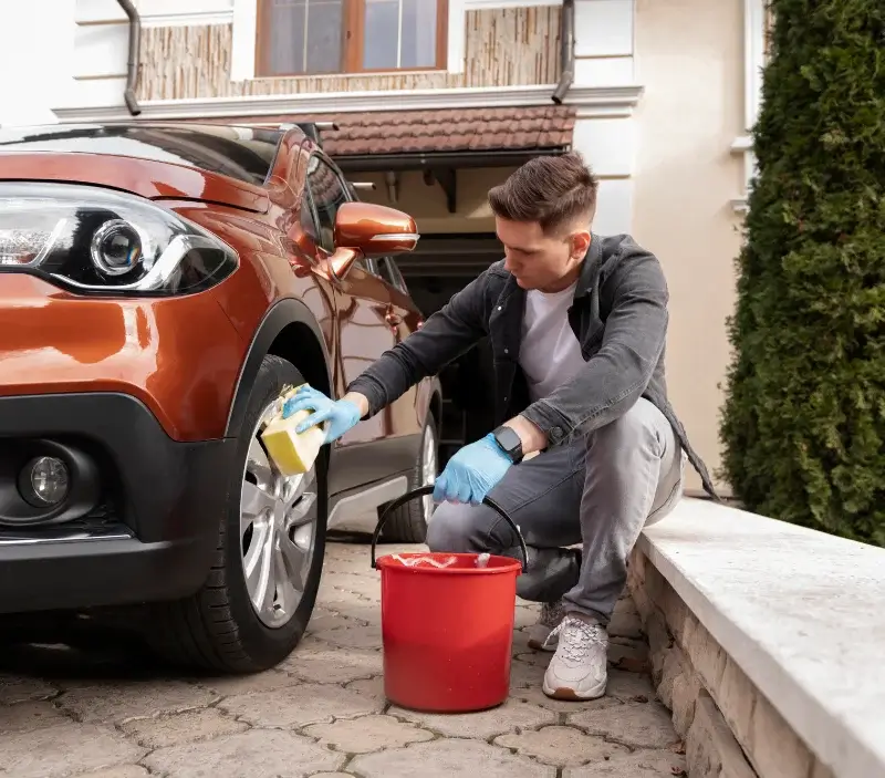 Lavage auto à domicile Sevrai : professionnel intervenant sur un véhicule